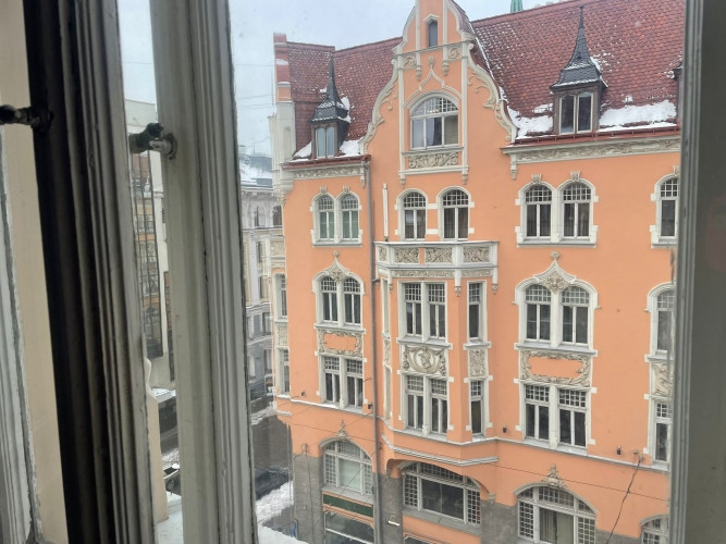Tiek pārdots elegants dzīvoklis pilnībā renovētā vēsturiskā ēkā. Skats no logа uz Rīga - foto 8