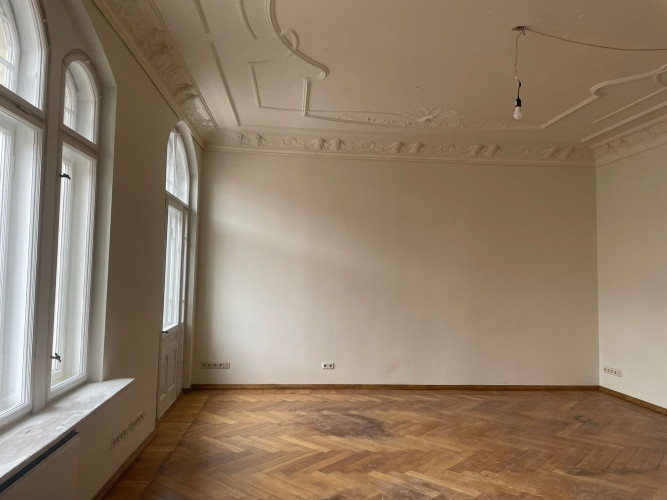 Tiek pārdots elegants dzīvoklis pilnībā renovētā vēsturiskā ēkā. Skats no logiem uz Rīga - foto 6