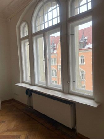 Tiek pārdots elegants dzīvoklis pilnībā renovētā vēsturiskā ēkā. Skats no logiem uz Rīga - foto 7