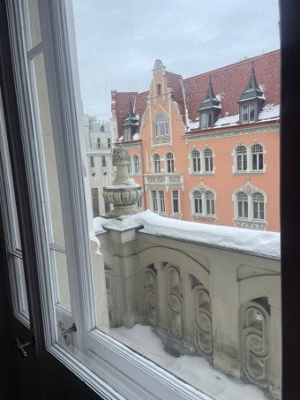 Tiek pārdots elegants dzīvoklis pilnībā renovētā vēsturiskā ēkā. Skats no logiem uz Rīga - foto 8