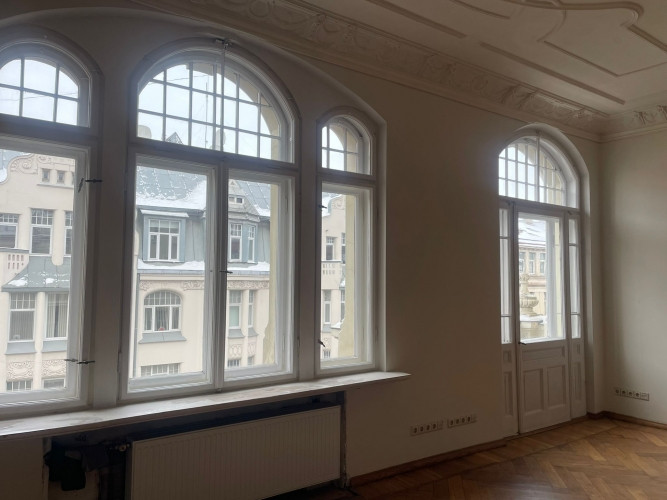 Tiek pārdots elegants dzīvoklis pilnībā renovētā vēsturiskā ēkā. Skats no logiem uz Rīga - foto 5