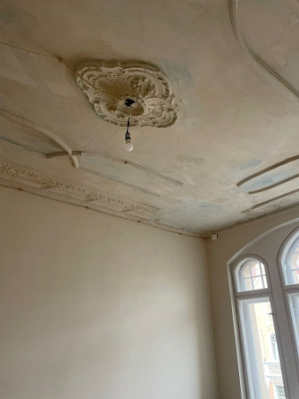 Tiek pārdots elegants dzīvoklis pilnībā renovētā vēsturiskā ēkā. Skats no logа uz Rīga - foto 5