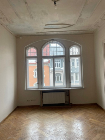 Tiek pārdots elegants dzīvoklis pilnībā renovētā vēsturiskā ēkā. Skats no logа uz Rīga - foto 2