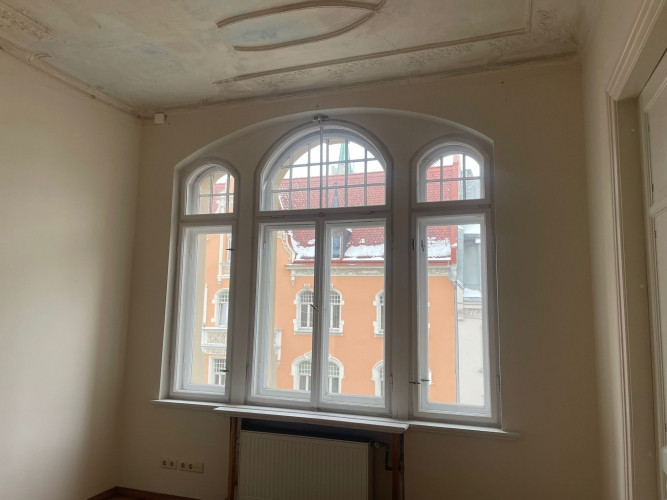 Tiek pārdots elegants dzīvoklis pilnībā renovētā vēsturiskā ēkā. Skats no logа uz Rīga - foto 3
