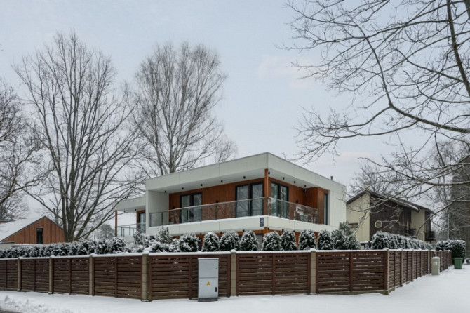 Ilgtermiņa īrei tiek piedāvāta moderna, stilīga un ļoti labi uzturēta māja Jūrmalā. Māja Jūrmala - foto 1