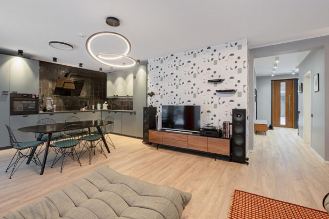 Ilgtermiņa īrei tiek piedāvāta moderna, stilīga un ļoti labi uzturēta māja Jūrmalā. Māja Jūrmala - foto 2