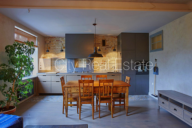 Fasādes māja, ieeja no ielas, kāpņu telpa pēc kosmētiskā remonta, logi vērsti uz ielas Rīga - foto 15