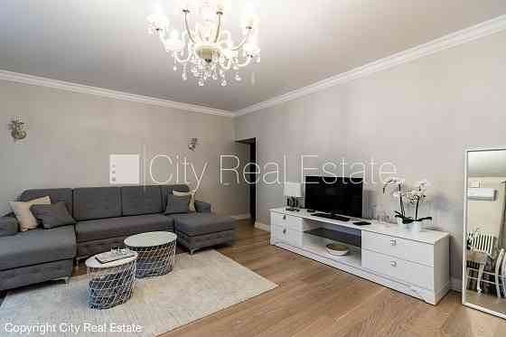 Фасадный дом, лифт, лестничная клетка после капитального ремонта, изолированные Rīga