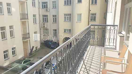 Фасадный дом, лифт, лестничная клетка после капитального ремонта, изолированные Rīga