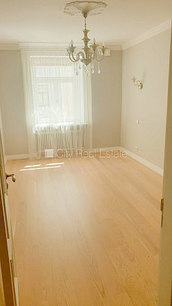 Fasādes māja, ir lifts, kāpņu telpa pēc kapitālā remonta, istabas izolētas 2 gab., studio Rīga - foto 14