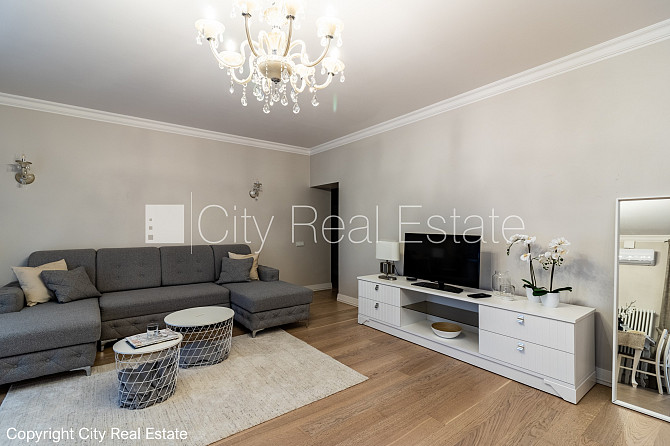 Fasādes māja, ir lifts, kāpņu telpa pēc kapitālā remonta, istabas izolētas 2 gab., studio Rīga - foto 2