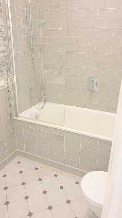 Fasādes māja, ir lifts, kāpņu telpa pēc kapitālā remonta, istabas izolētas 2 gab., studio Rīga - foto 16