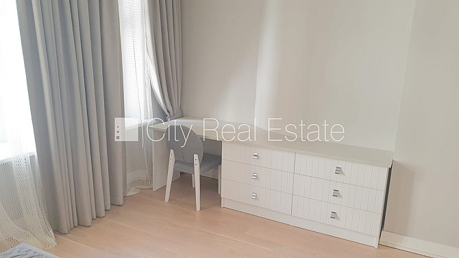 Fasādes māja, ir lifts, kāpņu telpa pēc kapitālā remonta, istabas izolētas 2 gab., studio Rīga - foto 10