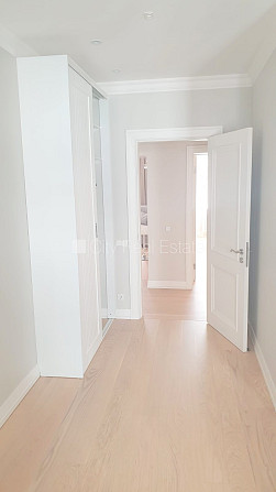 Fasādes māja, ir lifts, kāpņu telpa pēc kapitālā remonta, istabas izolētas 2 gab., studio Rīga - foto 12