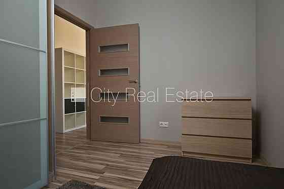 Частный дом, благоустроенный озеленённый двор, въездные ворота оснащены Jūrmala