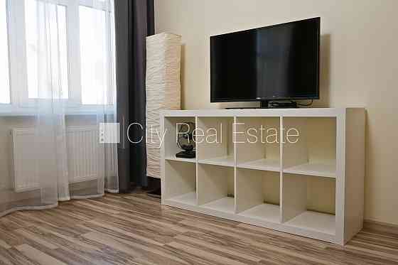 Частный дом, благоустроенный озеленённый двор, въездные ворота оснащены Jūrmala