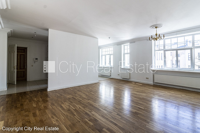 Fasādes māja, ķieģeļu mūra sienas, ieeja no ielas, ir lifts, kāpņu telpa pēc kosmētiskā Rīga - foto 12