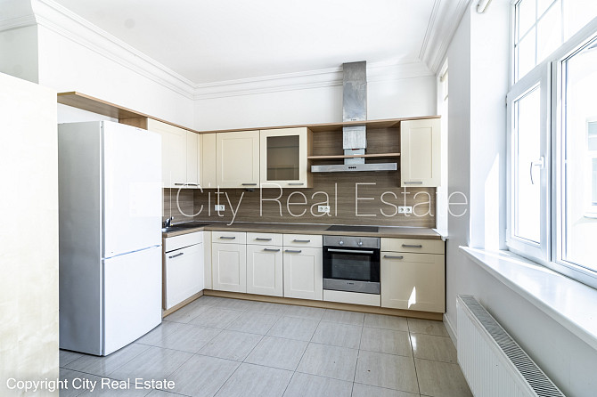 Fasādes māja, ķieģeļu mūra sienas, ieeja no ielas, ir lifts, kāpņu telpa pēc kosmētiskā Rīga - foto 15