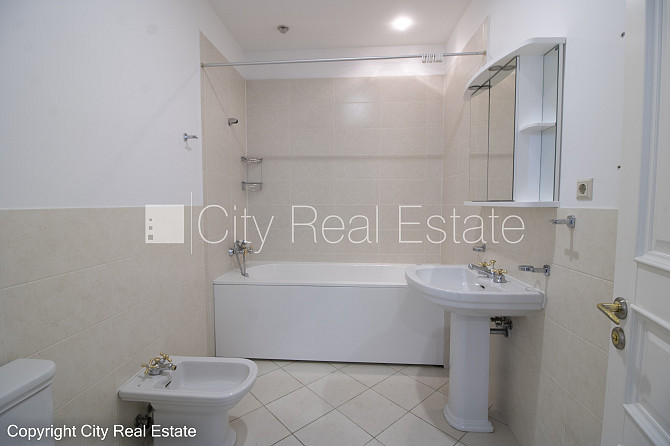 Fasādes māja, ķieģeļu mūra sienas, ieeja no ielas, ir lifts, kāpņu telpa pēc kosmētiskā Rīga - foto 19