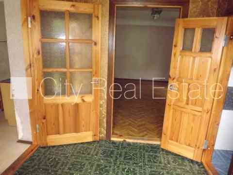 Фасадный дом, вход с улицы, лифт, окна выходят во двор, окна выходят на улицу, Rīga