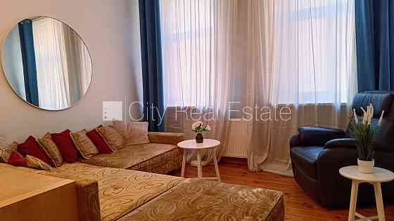 Фасадный дом, реновированный дом, вход с улицы, лифт, лестничная клетка после Rīga