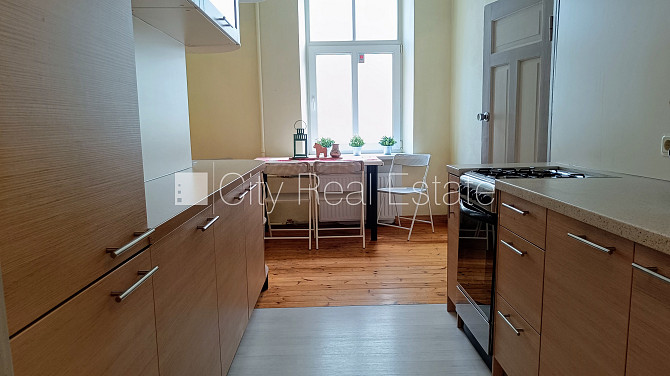 Fasādes māja, renovēta māja, ieeja no ielas, ir lifts, kāpņu telpa pēc kapitālā remonta, Rīga - foto 12