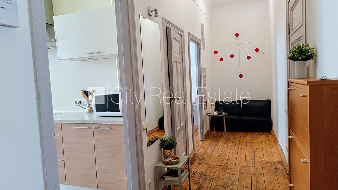 Fasādes māja, renovēta māja, ieeja no ielas, ir lifts, kāpņu telpa pēc kapitālā remonta, Rīga - foto 16