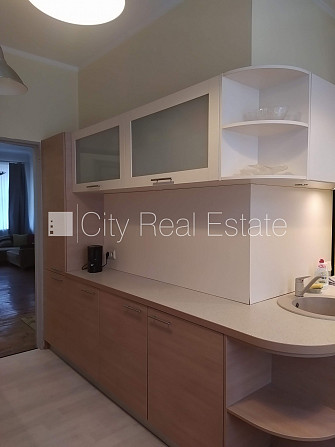 Fasādes māja, renovēta māja, ieeja no ielas, ir lifts, kāpņu telpa pēc kapitālā remonta, Rīga - foto 19