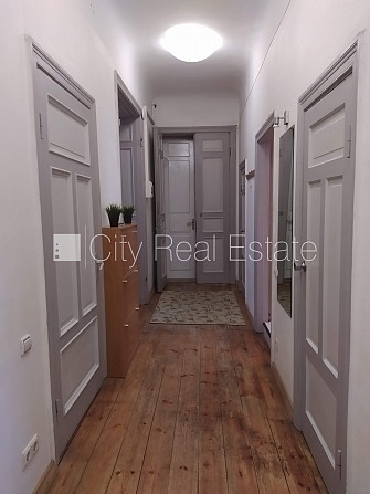 Fasādes māja, renovēta māja, ieeja no ielas, ir lifts, kāpņu telpa pēc kapitālā remonta, Rīga - foto 20