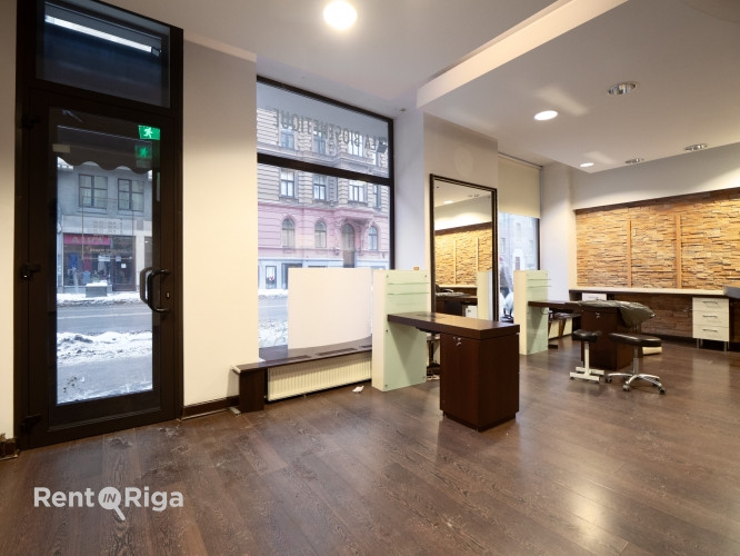Salon or retail premises with large display windows.  Previously, the premises housed a hairdressing Рига - изображение 4