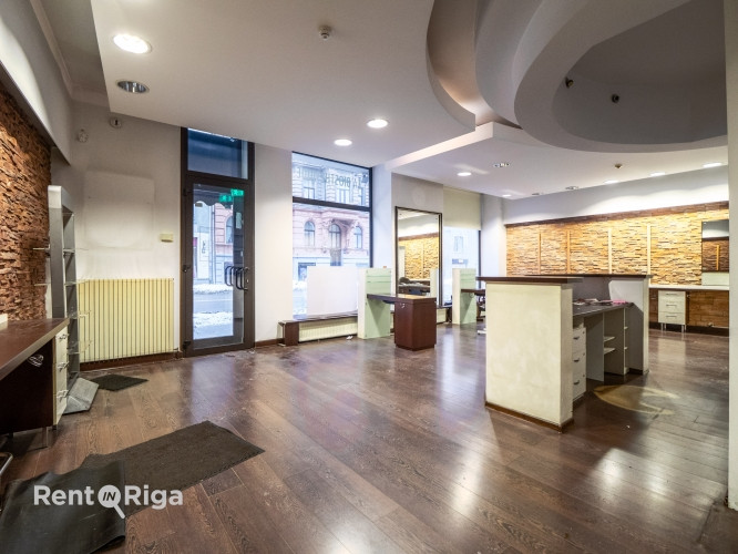 Salon or retail premises with large display windows.  Previously, the premises housed a hairdressing Рига - изображение 1