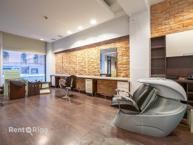 Salon or retail premises with large display windows.  Previously, the premises housed a hairdressing Рига - изображение 9