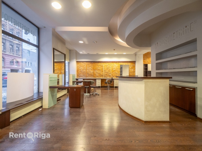 Salon or retail premises with large display windows.  Previously, the premises housed a hairdressing Рига - изображение 2