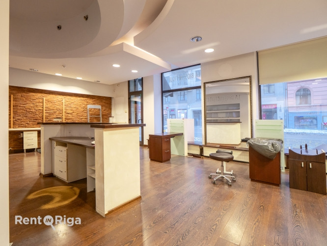 Salon or retail premises with large display windows.  Previously, the premises housed a hairdressing Рига - изображение 6