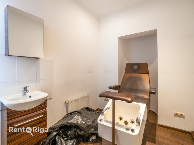 Salon or retail premises with large display windows.  Previously, the premises housed a hairdressing Рига - изображение 8