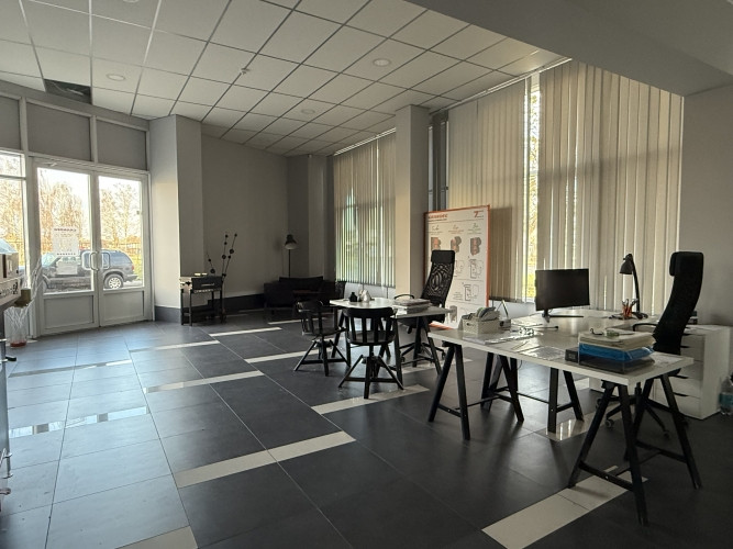 Iznomā biroja telpas 2.4. stāvā  mūsdienīgā biroja/tirdzniecības ēkā Dārzciemā. Rīga - foto 7