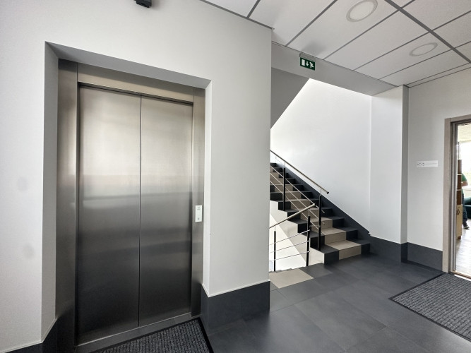 Iznomā biroja telpas 2.4. stāvā  mūsdienīgā biroja/tirdzniecības ēkā Dārzciemā. Rīga - foto 9