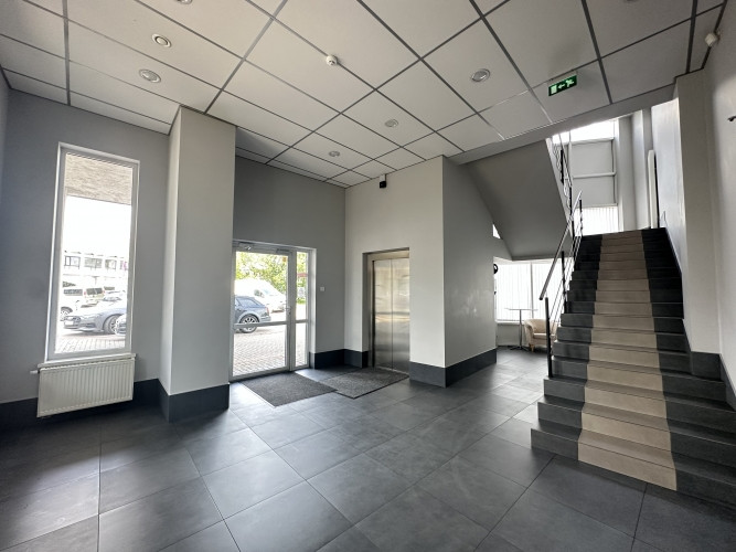 Iznomā biroja telpas 2.4. stāvā  mūsdienīgā biroja/tirdzniecības ēkā Dārzciemā. Rīga - foto 8