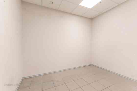 Офисные помещения на 1-м этаже в бизнес-центре Mūkusalas.  Сдаются в аренду торговые / Rīga