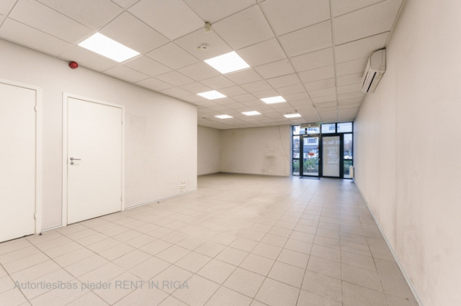 Biroja telpas 1. stāvā Mūkusalas biroju centrā.  Tiek iznomātas tirdzniecības / komerctelpas Rīga - foto 3