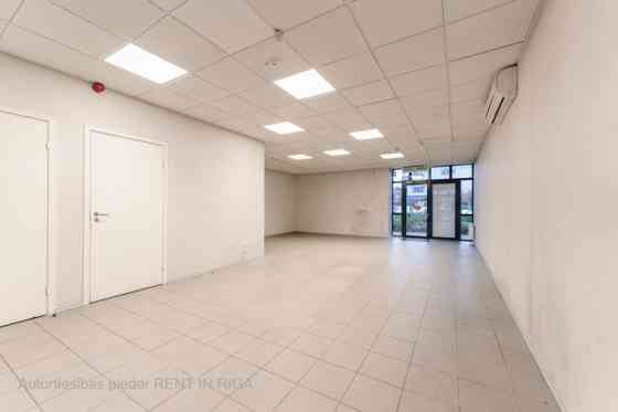 Торговые помещения на 1-м этаже в бизнес-центре Mūkusalas  Сдаются в аренду торговые / Rīga
