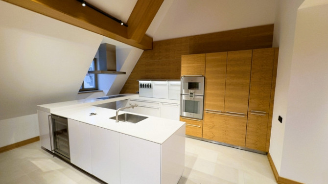 Ekskluzīvs divu līmeņu dzīvoklis ar plašu, privātu jumta terasi, pirts telpu un kamīnu. Rīga - foto 8