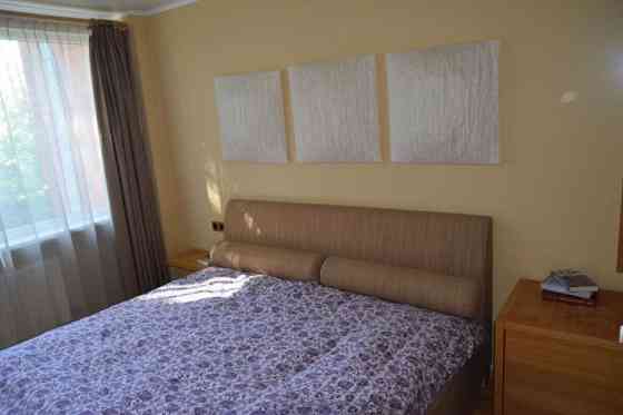 Izīrē 3 istabu dzīvokli Teikā ar garāžu!  Dzīvoklī 2 guļamistabas, kabinets un plaša viesistaba. Pri Рига