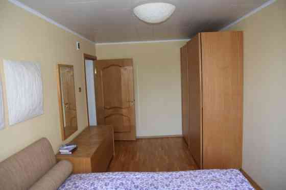 Izīrē 3 istabu dzīvokli Teikā ar garāžu!  Dzīvoklī 2 guļamistabas, kabinets un plaša viesistaba. Pri Рига