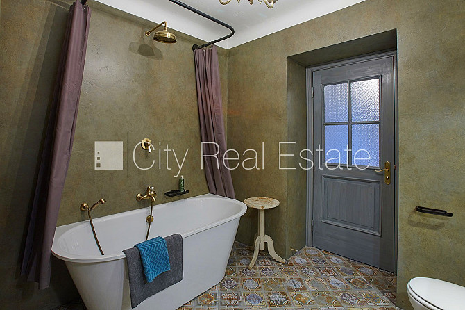 Pagalma ēka, renovēta māja, slēgts pagalms, ieeja no pagalma, kāpņu telpa pēc kosmētiskā Rīga - foto 12