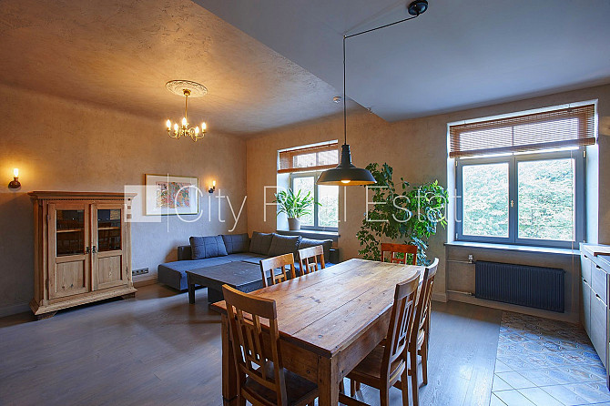 Pagalma ēka, renovēta māja, slēgts pagalms, ieeja no pagalma, kāpņu telpa pēc kosmētiskā Rīga - foto 5