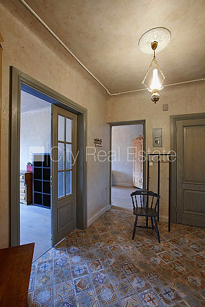 Pagalma ēka, renovēta māja, slēgts pagalms, ieeja no pagalma, kāpņu telpa pēc kosmētiskā Rīga - foto 10