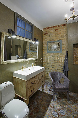 Pagalma ēka, renovēta māja, slēgts pagalms, ieeja no pagalma, kāpņu telpa pēc kosmētiskā Rīga - foto 13