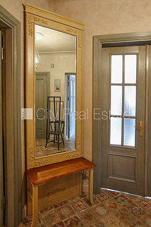 Pagalma ēka, renovēta māja, slēgts pagalms, ieeja no pagalma, kāpņu telpa pēc kosmētiskā Rīga - foto 18