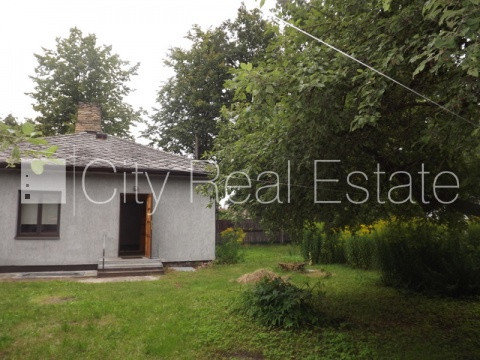 Jaunceltne, labiekārtots apzaļumots pagalms, teritorijas iebrauktuves vārti aprīkoti ar Rīga - foto 15